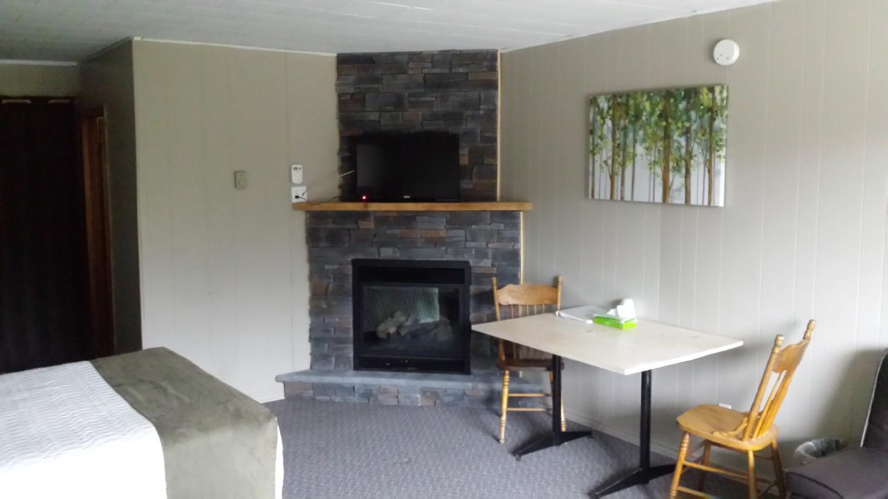 The Spirit Rock Outpost & Lodge Wiarton Exteriör bild