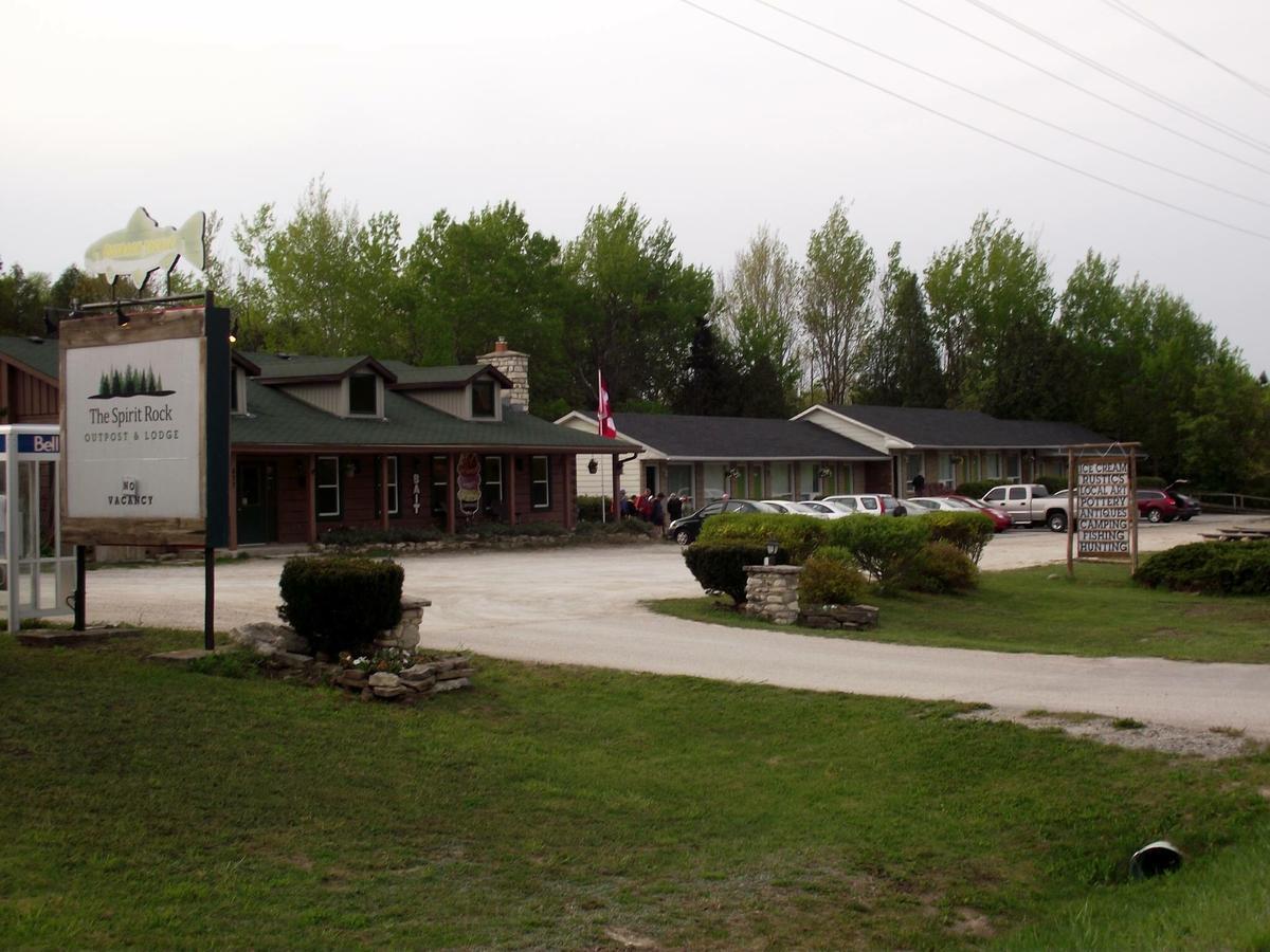The Spirit Rock Outpost & Lodge Wiarton Exteriör bild